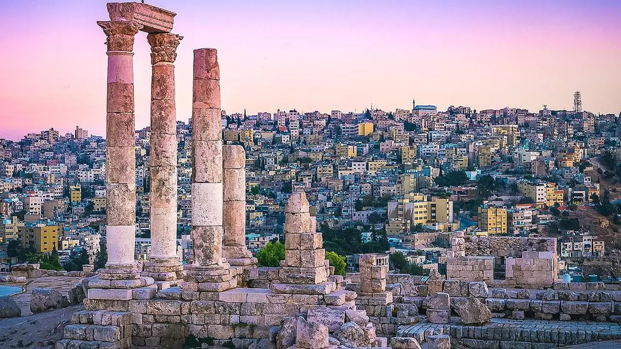 أجواء دافئة وزخات مطرية تسبق انخفاضاً ملموساً على الحرارة يوم الاثنين القادم